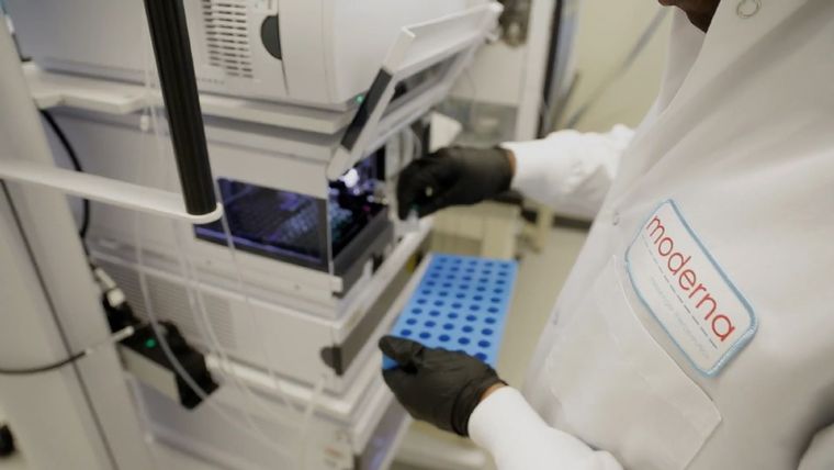 La vacuna de Moderna tuvo un porcentaje superior de eficacia frente a la de Pfizer y la SputnikV