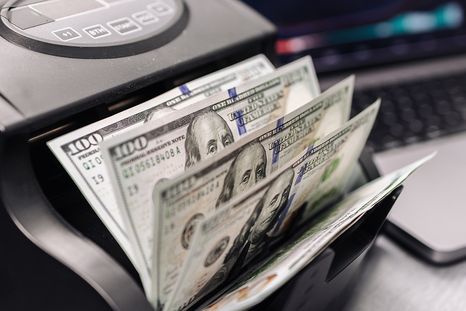 El dólar baja. El dólar baja.