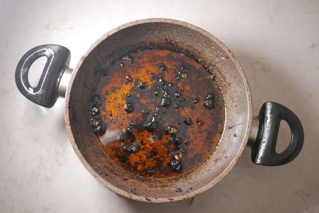 Un truco fácil y rápido para quitar manchas en las ollas.&nbsp;