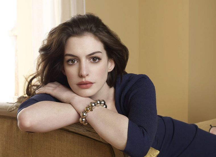Anne Hathaway luce una piel alucinante, pero no sólo es genética.