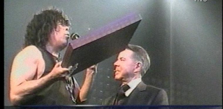 La Mona Giménez con el juez en el escenario. Foto: TV