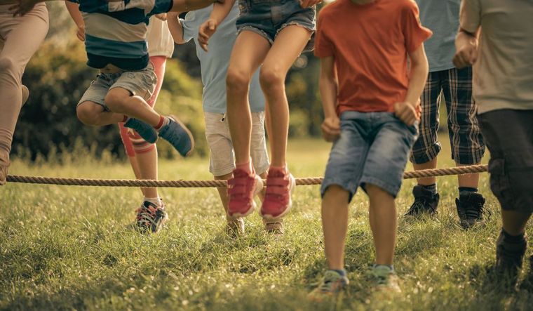 Las plazas de barrio eran también un punto neurálgico de encuentro de los chicos y chicas. Foto: Canva Las plazas de barrio eran también un punto neurálgico de encuentro de los chicos y chicas. Foto: Canva
