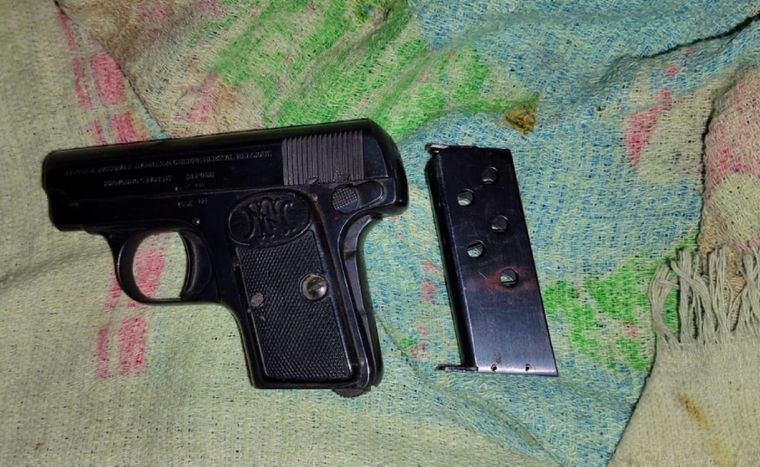 El arma secuestrada al hombre detenido por balear a su vecino tras una discusión en Godoy Cruz