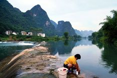un rio chino se vuelve totalmente verde de un dia para otro