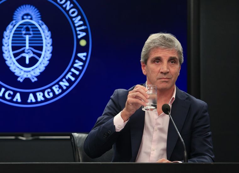 Luis Caputo busca un nuevo esquema para la circulación de dólares que están fuera del circuito formal. Foto: Noticias Argentinas