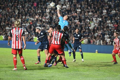 El arquero de Barracas Central, Marcelo Miño, sale con todo a despejar el balón entre varios jugadores de la Lepra y del Guapo. El arquero de Barracas Central, Marcelo Miño, sale con todo a despejar el balón entre varios jugadores de la Lepra y del Guapo.