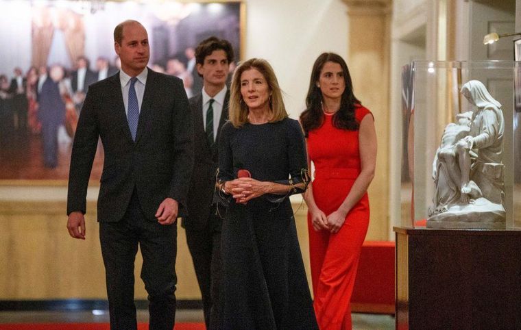 Schlossberg es hija de la diplomática Caroline Kennedy (segunda a la der.) y hermana de Jack (segundo a la izq.) quien anunció planes para presentar su candidatura al Congreso. Aquí están acompañados por el príncipe William durante una visita que hizo a EE.UU. en 2022.