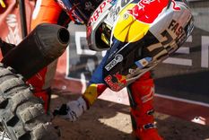 Luciano Benavides completó la Etapa 2 del Dakar 2026 pese a un serio problema en su moto. Luciano Benavides completó la Etapa 2 del Dakar 2026 pese a un serio problema en su moto.