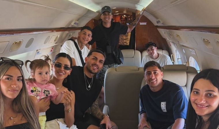 Parte del plantel de Boca Juniors: Leandro Paredes, Miguel Merentiel, Exequiel Zeballos y Leandro Brey, junto a sus parejas, partieron este viernes en un vuelo privado rumbo a Santa Fe.&nbsp;