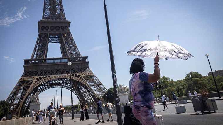 Sombrillas, abanicos y ventiladores se han vuelto indispensables para protegerse del calor.