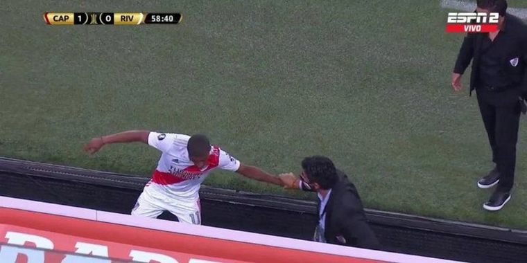 Biscay intenta frenar a De la Cruz mientras Gallardo mira atónito.