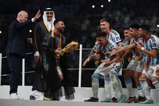 Messi se acerca a sus compañeros para levantar la Copa. Foto: EFE