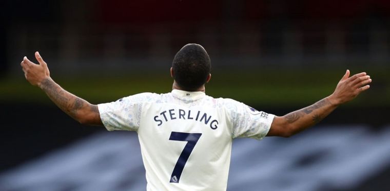 Sterling celebra el gol de la victoria. Foto: @ManCityES