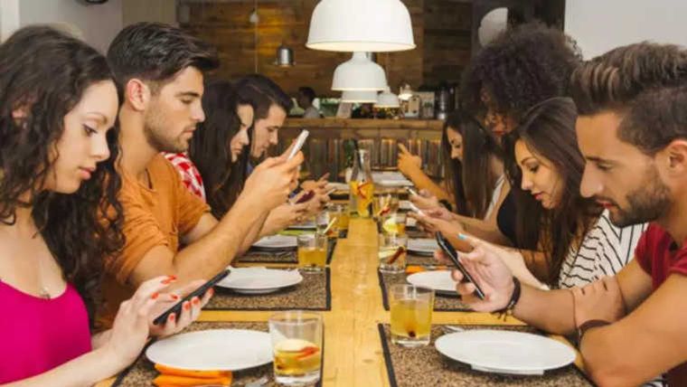 Según la inteligencia artificial, limitar el uso recreativo del celular ayuda a reducir la fatiga visual y mejora el descanso nocturno.