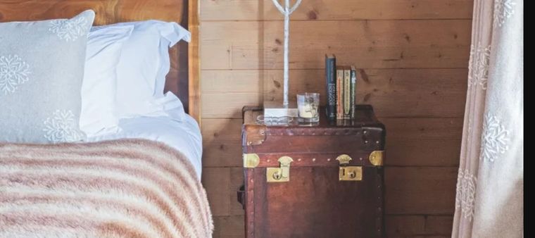 Cepillar las piezas de piel sintética también levanta la suciedad o los aceites corporales a la superficie, por lo que es bueno cepillarlas antes de que realmente se fijen Foto: Future