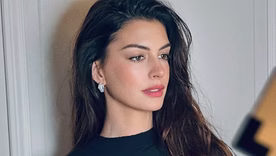 Anne Hathaway impuso el glam rock en París. Anne Hathaway impuso el glam rock en París.