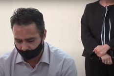 A la cárcel El acusado escuchó la pena con gesto compungido. A la cárcel El acusado escuchó la pena con gesto compungido.