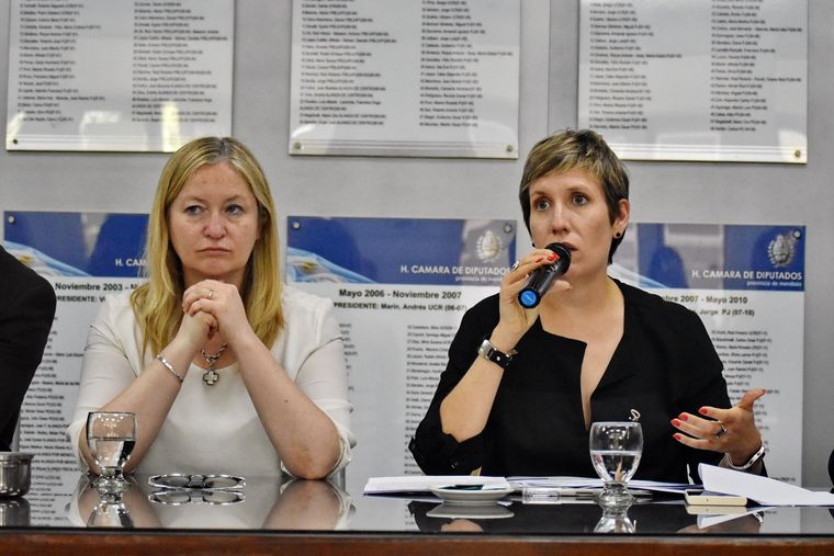 La vicegobernadora Hebe Casado y la ministra de Energía y Ambiente Jimena Latorre. Foto: Prensa Legislatura de Mendoza