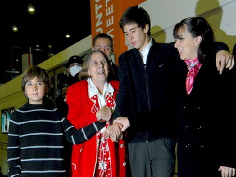 Hilda se reencuentra con sus nietos. Foto: EFE