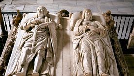 La tumba de los reyes católicos, en la Capilla Real de la Catedral de Granada, es una de las más visitadas de España.