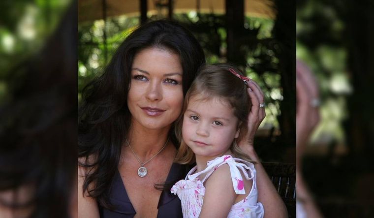 Carys Zeta Douglas de pequeña junto a su madre, Catherine Zeta Jones.