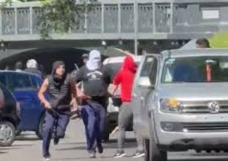 Enfrentamiento entre barras de La Plata Foto: NA.