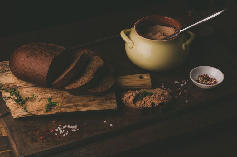 El uso del coñac en la receta de este paté realza su sabor y ayuda a conservarlo por más tiempo gracias al alcohol. El uso del coñac en la receta de este paté realza su sabor y ayuda a conservarlo por más tiempo gracias al alcohol.