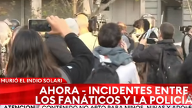 tension e incidentes entre la policia de la ciudad y fanaticos ricoteros en la plaza de mayo