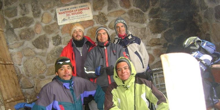 Un grupo de andinistas, en el refugio Scaravelli.