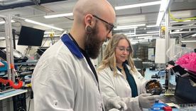José Barrientos fabrica cascos con sistemas electrónicos para el entrenamiento militar. Foto: BBC mundo José Barrientos fabrica cascos con sistemas electrónicos para el entrenamiento militar. Foto: BBC mundo