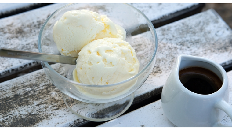 En la receta tradicional solo se usan helado de vainilla y café espresso. En la receta tradicional solo se usan helado de vainilla y café espresso.