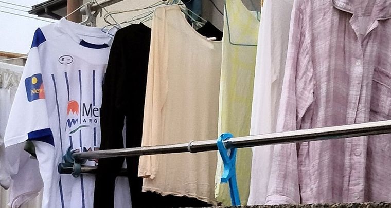 La camiseta de Godoy Cruz en un balcón de Fukuoka. Foto: @NagoyaArgentina