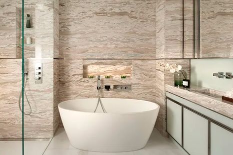 Un baño requiere un diseño inteligente del espacio para incorporar las características deseadas y hacerlo atractivo y cómodo al mismo tiempo. Foto: homesandgardens.com