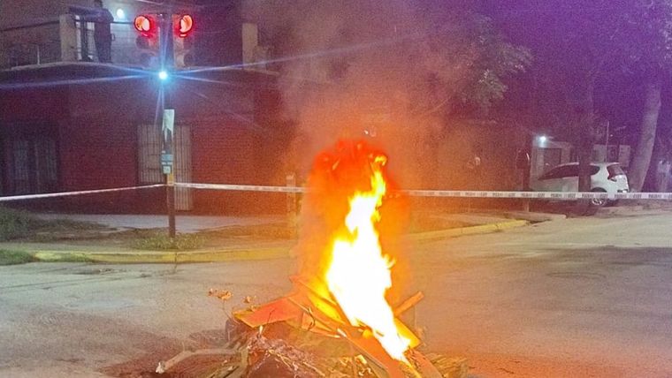 El grupo de vecinos incendió ramas en protesta.&nbsp;