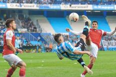 Una foto para la historia: Hauche volvió a convertirle a Independiente y Racing ganó el clásico. Una foto para la historia: Hauche volvió a convertirle a Independiente y Racing ganó el clásico.