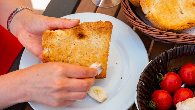 En la Edad Media,la receta de pan con ajo se usaba para acompañar vinos jóvenes y ásperos. En la Edad Media,la receta de pan con ajo se usaba para acompañar vinos jóvenes y ásperos.