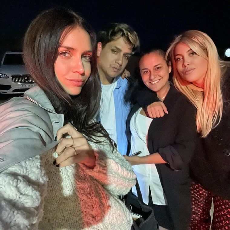 Las hermanas Nara disfrutan de sus vacaciones con amigos. Foto: Instagram.