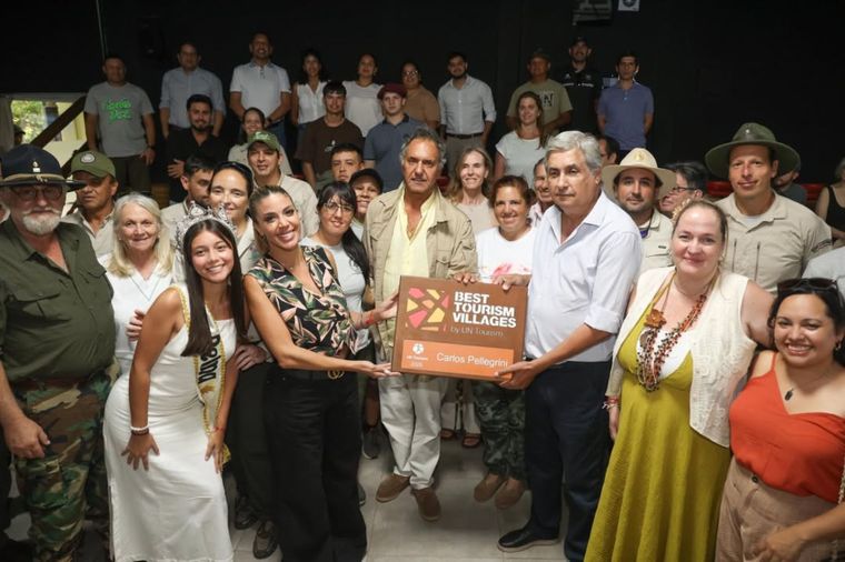 Scioli, entregando el reconocimiento de la ONU a la localidad de Colonia Carlos Pellegrini como uno de los mejores pueblos del mundo. Scioli, entregando el reconocimiento de la ONU a la localidad de Colonia Carlos Pellegrini como uno de los mejores pueblos del mundo.