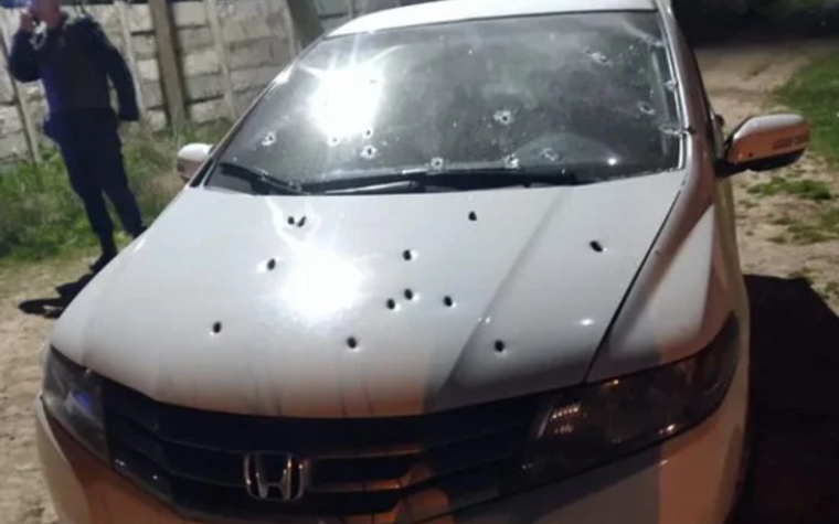 Según fuentes policiales, un grupo de personas se puso a la par de auto y abrió fuego hasta vaciar los cargadores de al menos dos armas. Foto: Noticias argentinas