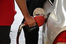 El Gobierno oficializó la postergación del aumento en el impuesto a los combustibles. Foto: Santiago Tagua/MDZ