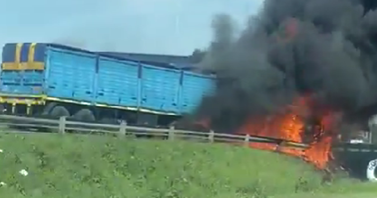 Dos autos fueron arrastrados por los camiones.&nbsp;