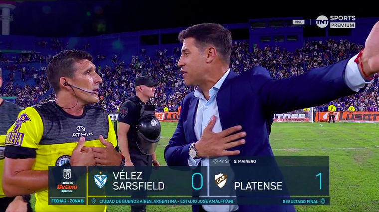 Final caliente en Liniers: la discusión entre Merlos y Seba Domínguez no terminó de forma amistosa. Foto: Captura TNT Sports