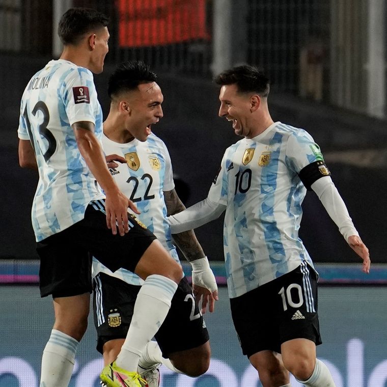 Lionel Messi, Lautaro Martínez y Nahuel Molina celebran un gol en la selección. Foto: EFE