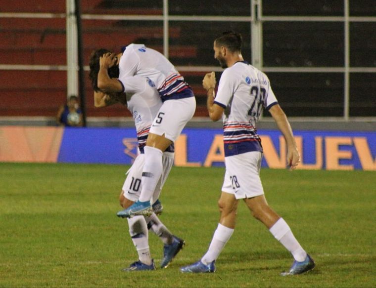 Todos quieren abrazar a Romero. San Lorenzo Foto: San Lorenzo