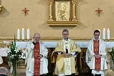 El Arzobispo de Buenos Aires, Monseñor Jorge Ignacio García Cuerva, junto a los Padres, Salvador Gómez y Raúl González.