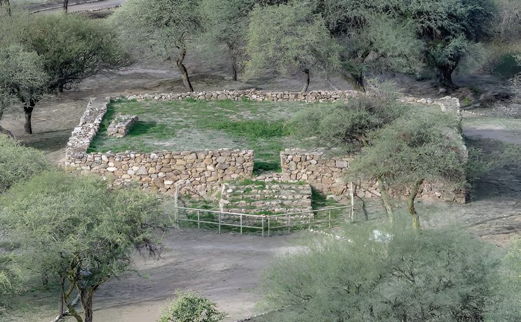 Restos de una estructura central y terrazas en este pueblo incáico, donde la historia y el paisaje se funden en uno de los sitios arqueológicos más importantes del país.  