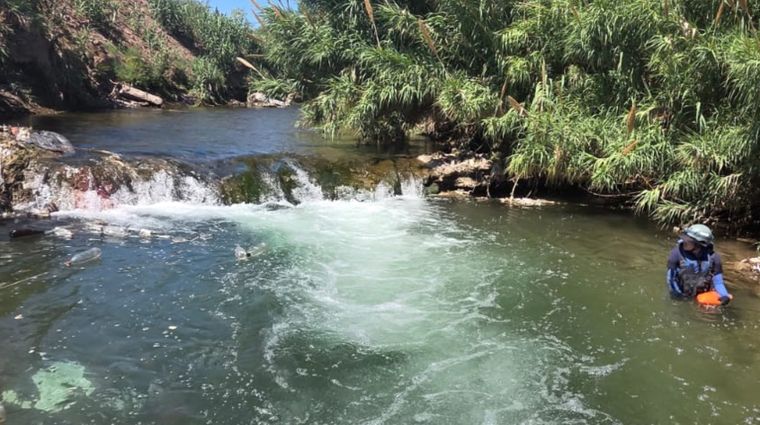 Las tareas de búsqueda de los Bomberos en el canal Cacique Guaymallén.
