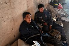 Ariel y José Sánchez sobreviven en un zanjón desde hace años. No piden planes: buscan empleo para reconstruir su presente.