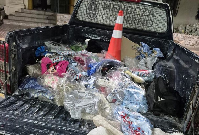 Dos menores fueron detenidos este domingo tras robar en un local de ropa en el departamento de Maipú.