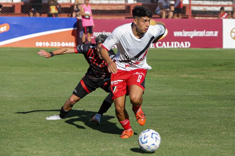 Agustín Gaitán deja atrás a un jugador de Patronato y encara hacia el arco rival. Foto: Prensa Club Deportivo Maipú